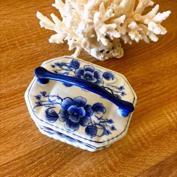 Blue and White Trinket Box w/ Handle - Picture 4 of 7